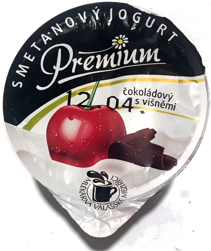 Smetanový jogurt čokoládový s višněmi
