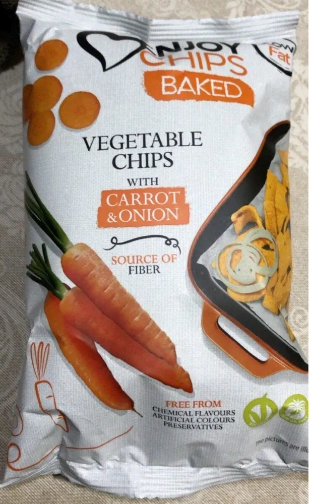 Baked potato chips with carrot and onion