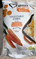 Baked potato chips with carrot and onion
