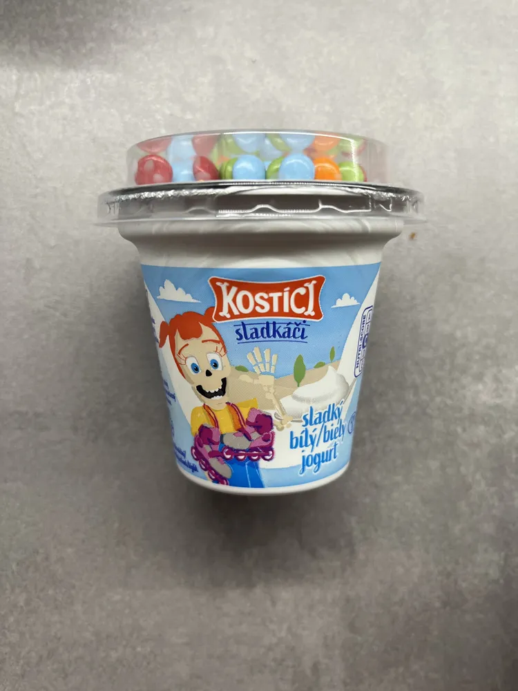 Sladký bílý jogurt