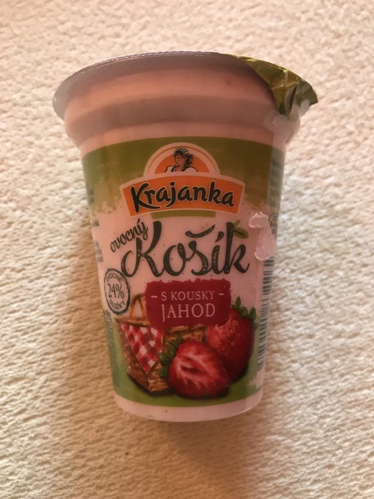 Ovocný košík s kousky jahod