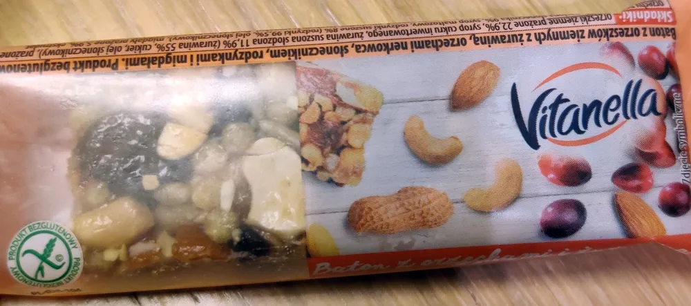 Baton z orzeszków ziemnych z  żurawiną, orzechami nerkowca, słonecznikiem, rodzynkami i migdałami.