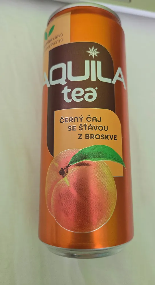 Černý čaj se šťávou z broskve