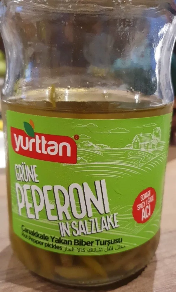 Grüne peperoni in salzlake