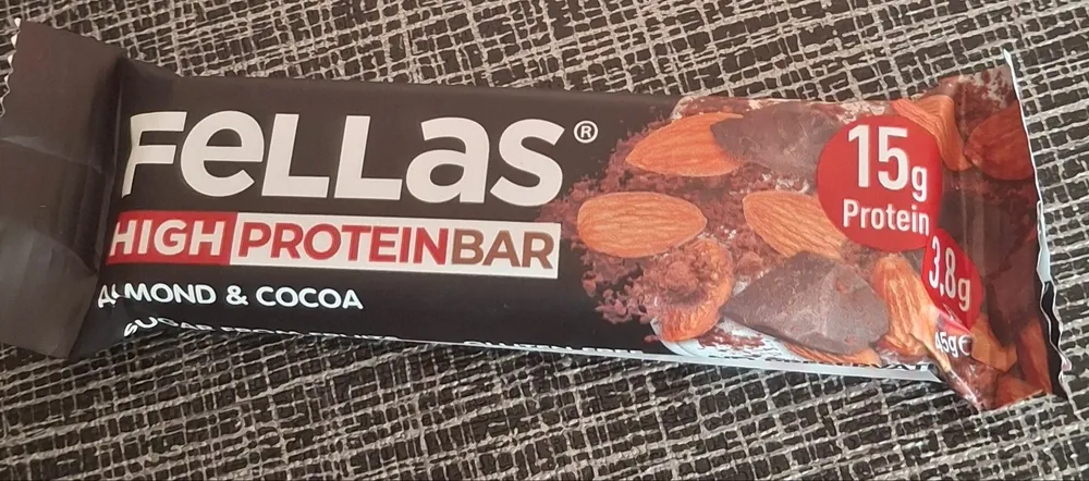 Badem ve Kakaolu Yüksek Protein Bar