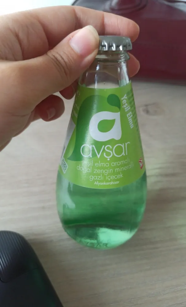 Yeşil elma aromalı doğal zengin mineralli gazlı içecek