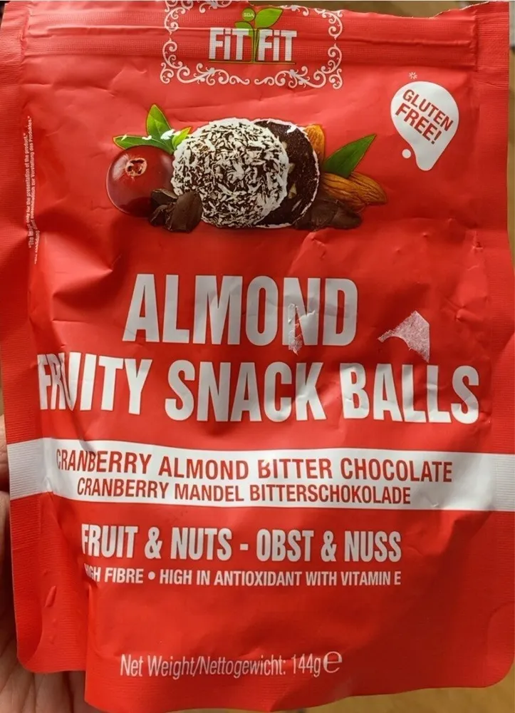 Almond fruity snack balls