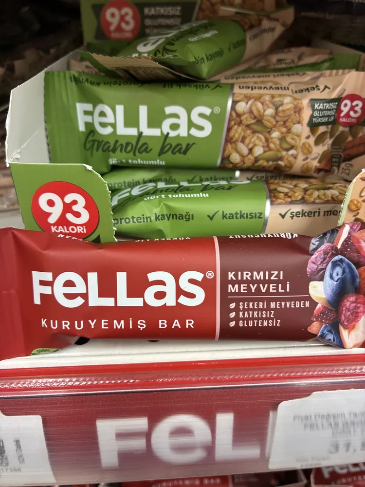 kuruyemiş kırmızı meyve bar