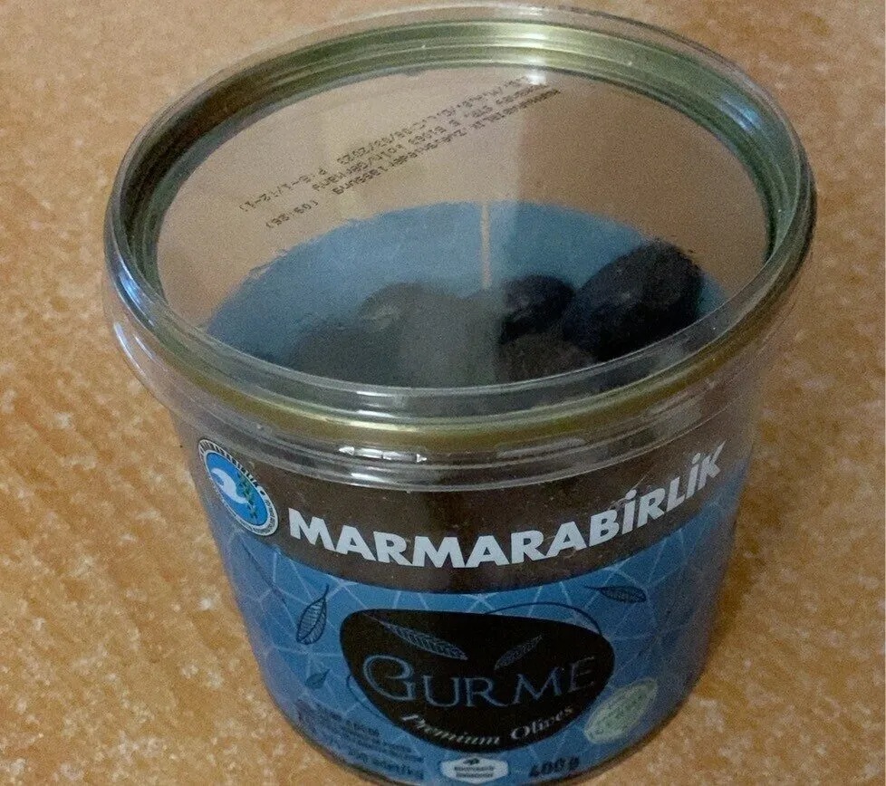 Olives noires naturelles avec de l’huile