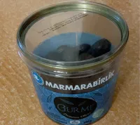 Olives noires naturelles avec de l’huile