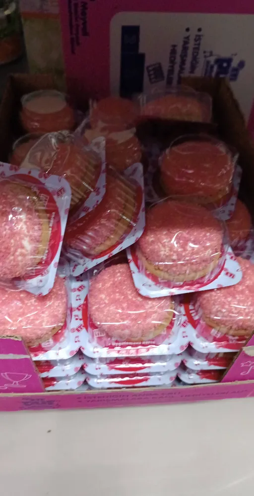 Eti puf kırmızı meyveli