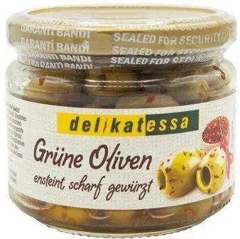 Grüne Oliven entsteint, scharf gewürzt