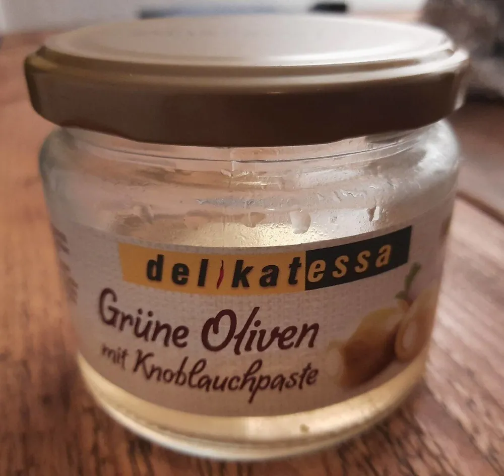 Grüne Oliven mit Knoblauchpaste