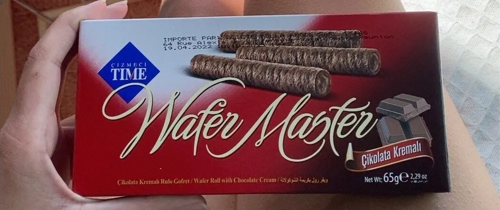 Gaufrette roulée fourrée à la crème de chocolat