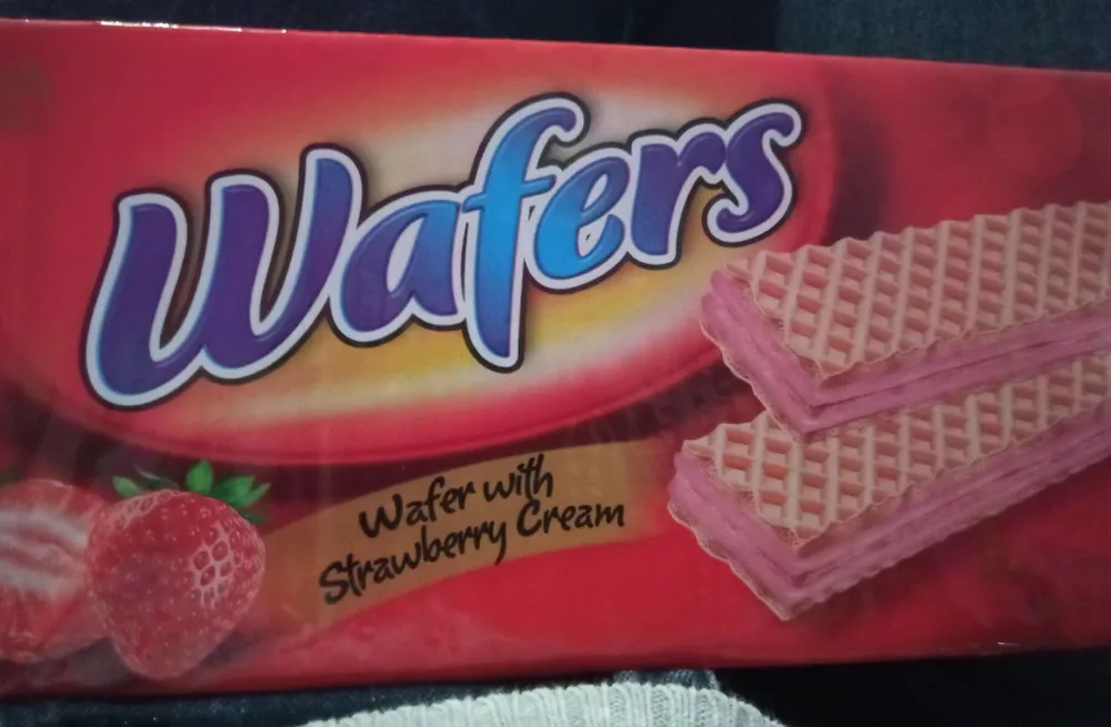 Wafers witn strawberry cream