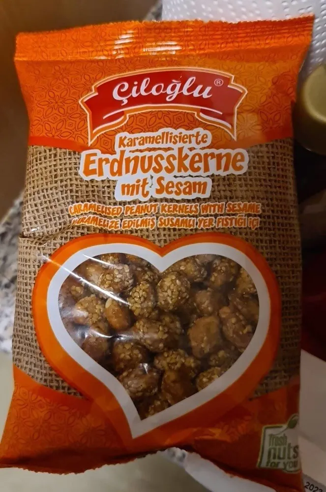 Karamellisierte Erdnusskerne mit Sesam
