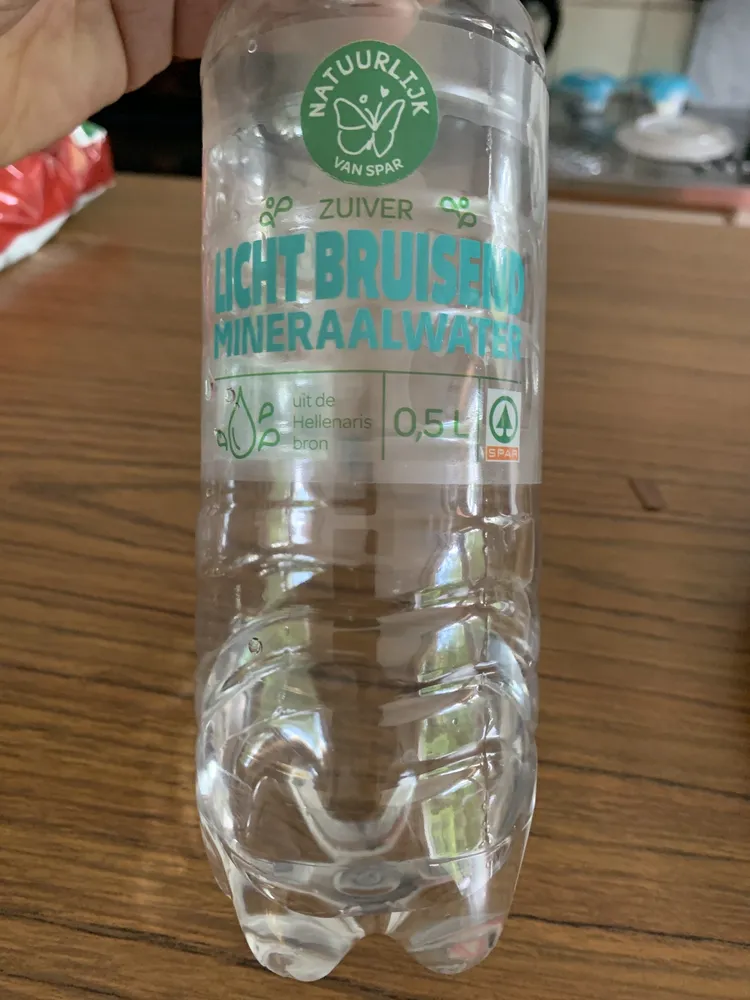 Licht bruisend mineraalwater
