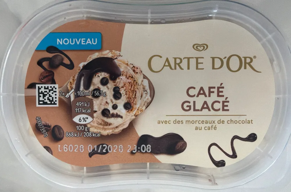 Café glacé avec des morceaux de chocolat au café