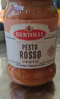 Pesto Rosso con pomodori e formaggio italiano
