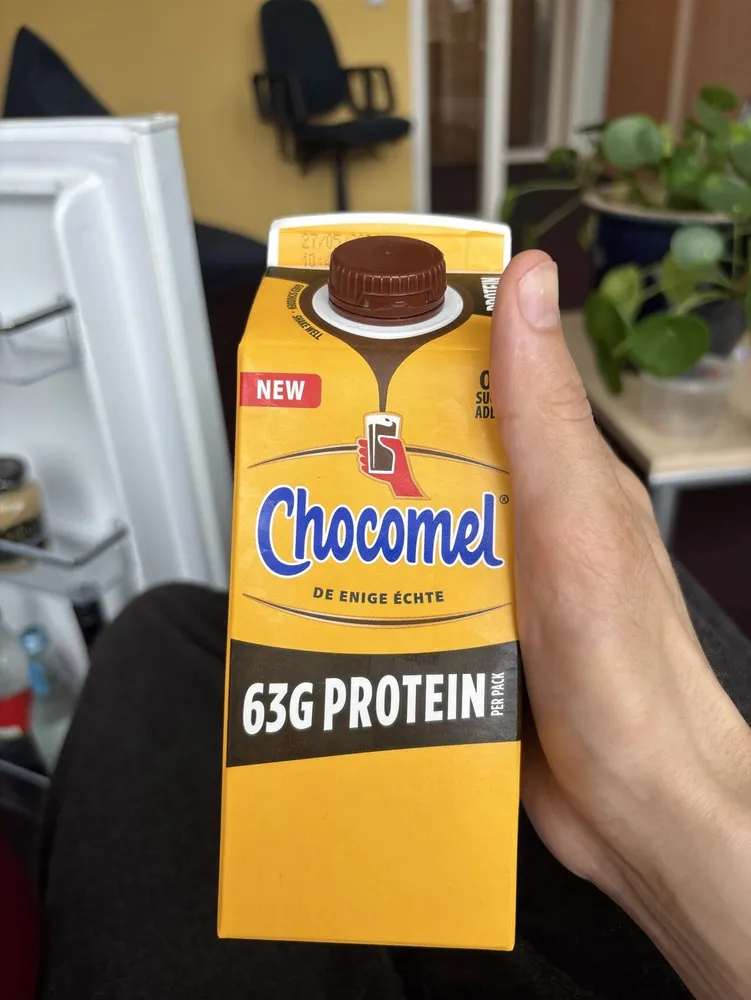 Dairy based cocoa protein drink with added sweeteners (UHT)