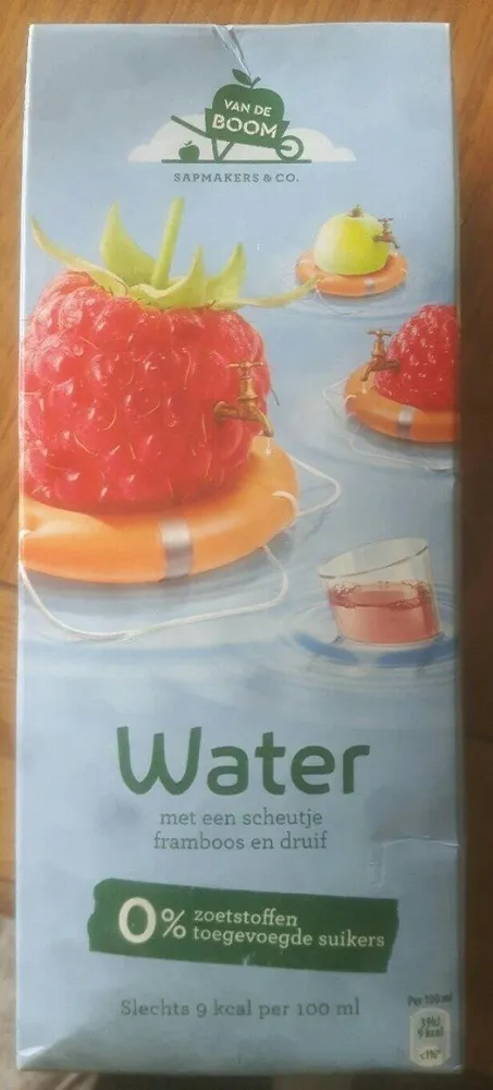 Water met een scheutje framboos en druif