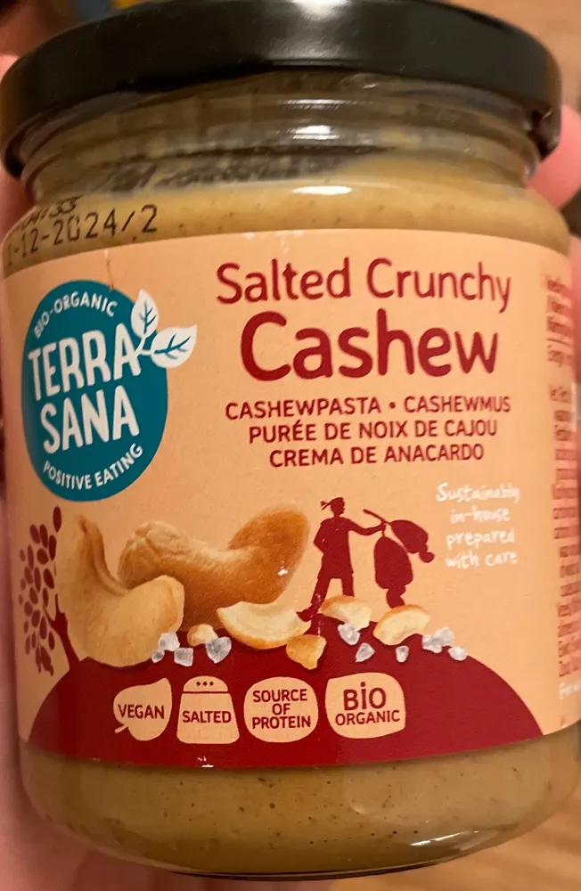 Cashewmus mit Cashewstückchen und Steinsalz