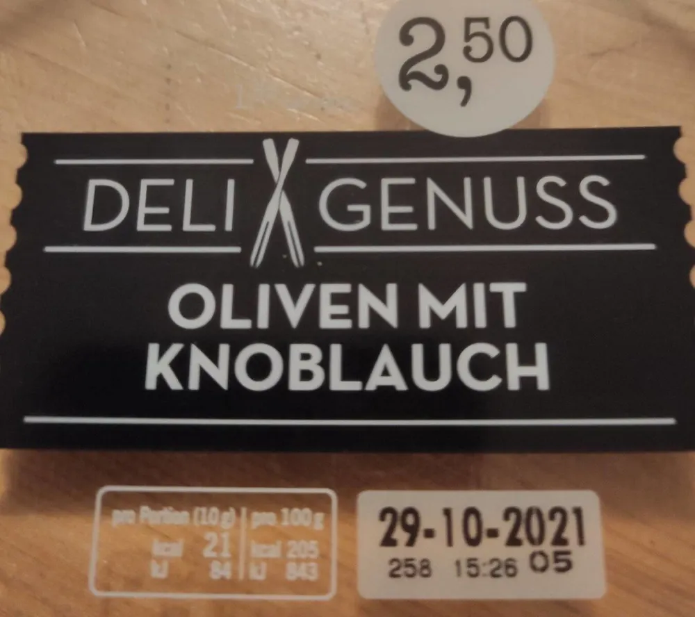 Grüne entsteine Oliven mit Knoblauch