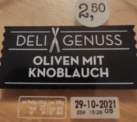 Grüne entsteine Oliven mit Knoblauch