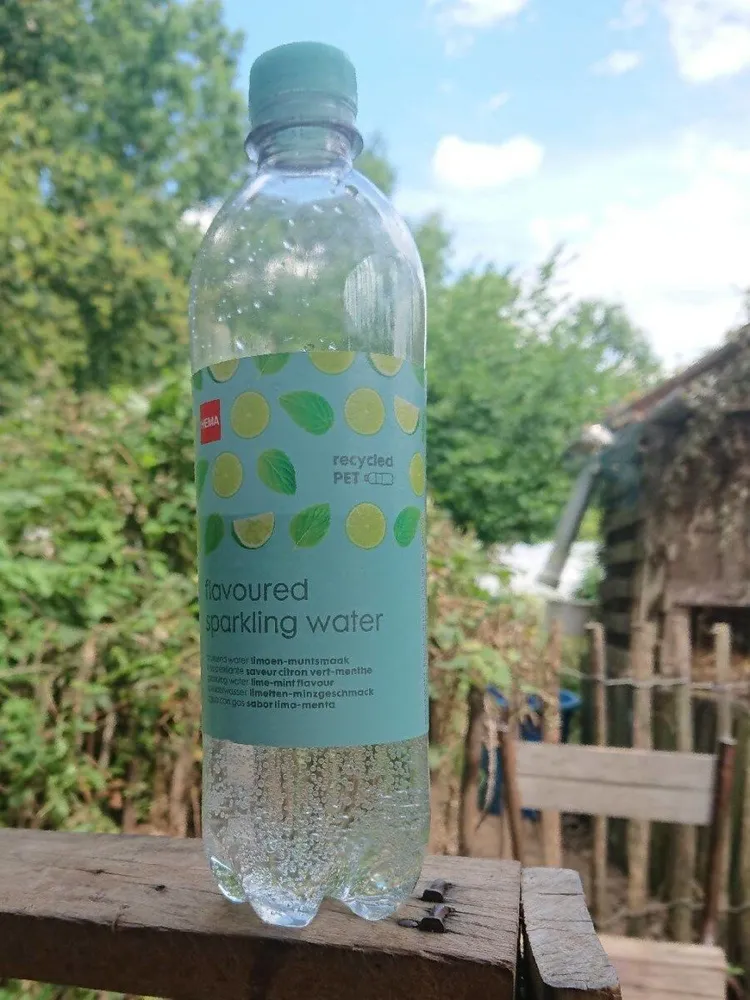 Flavoured sparkling water