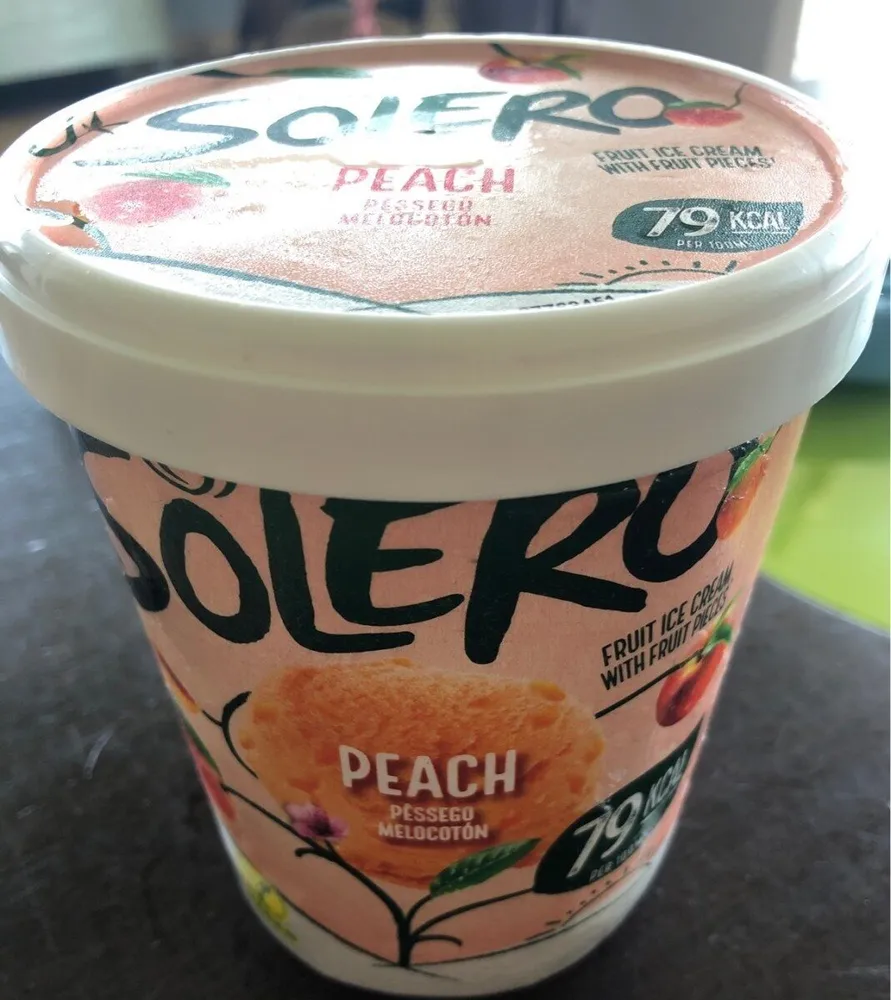 Helado de sorbete de melocotón con trocitos de
