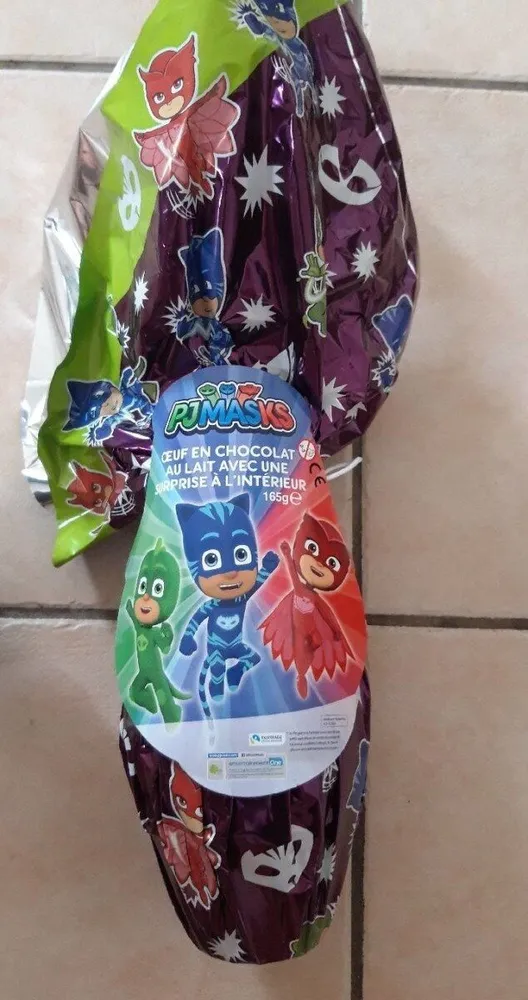 Oeuf en chocolat au lait avec surprise à l'intérieur