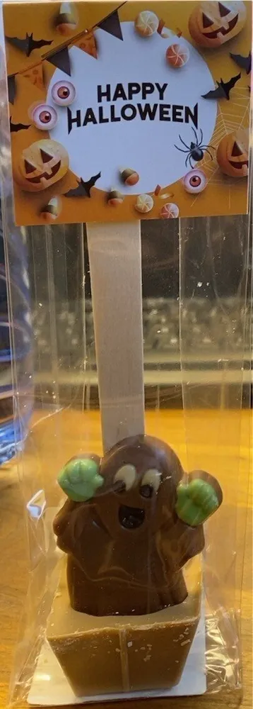 Cuillère en chocolat au caramel avec des minu guimauves