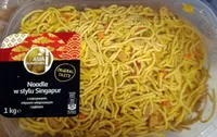 Noodle w stylu Singapur z warzywami, mięsem wieprzowym i jajkiem