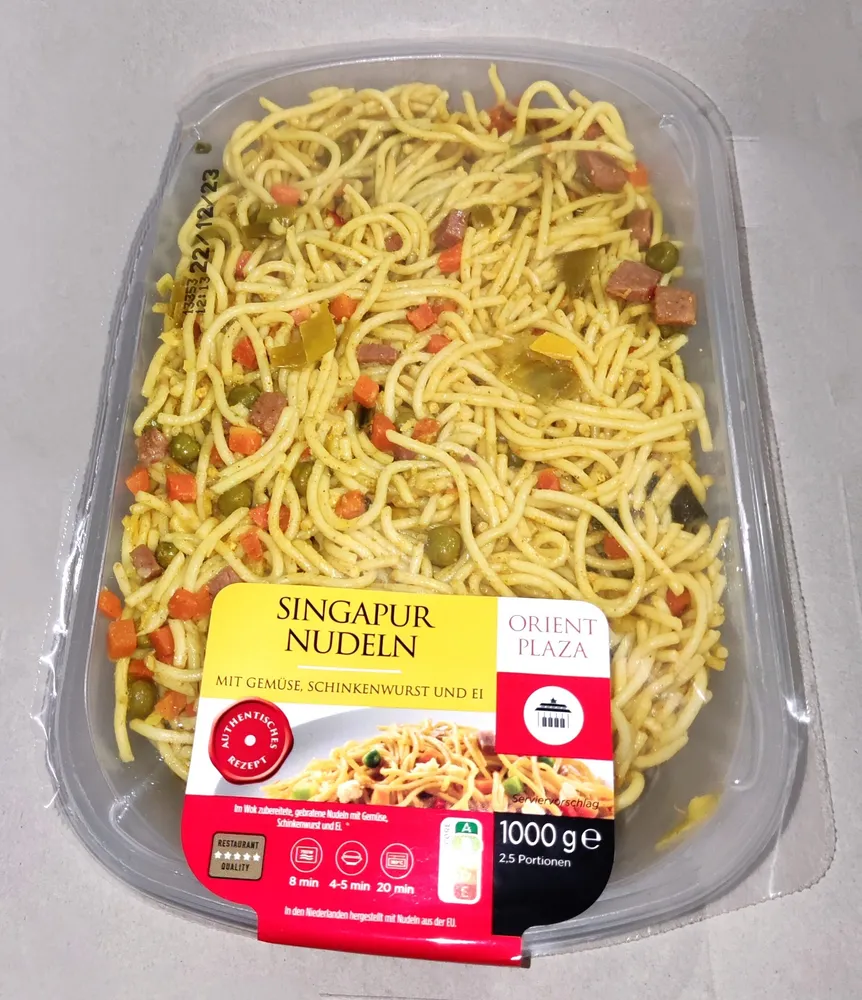 Singapur-Nudeln mit Gemüse, Schinkenwurst und Ei