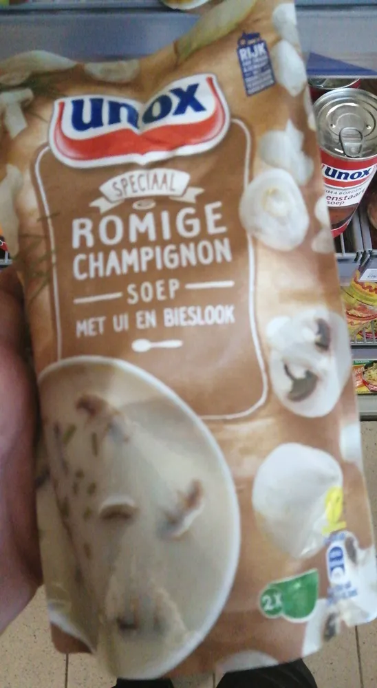 Romige champignonsoep met ui en bieslook