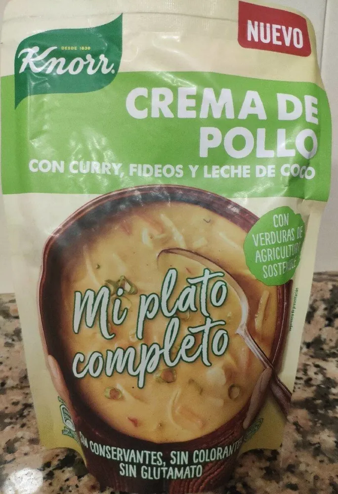 Crema de pollo con curry, fideos y leche de coco