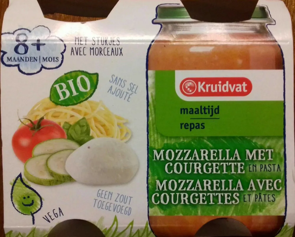 Aliment pour bébé; repas avec pâtes, mozzarella et courgettes