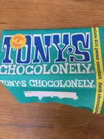 Chocolat belge noir avec des noix de pécan et de noix de coco