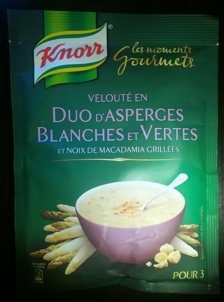 Velouté en duo d'asperges blanches et vertes et noix de macadamia grillées