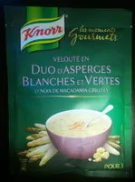 Velouté en duo d'asperges blanches et vertes et noix de macadamia grillées