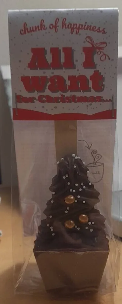 Chocolat au lait avec un chocolat au lait arbre de Noël décoré