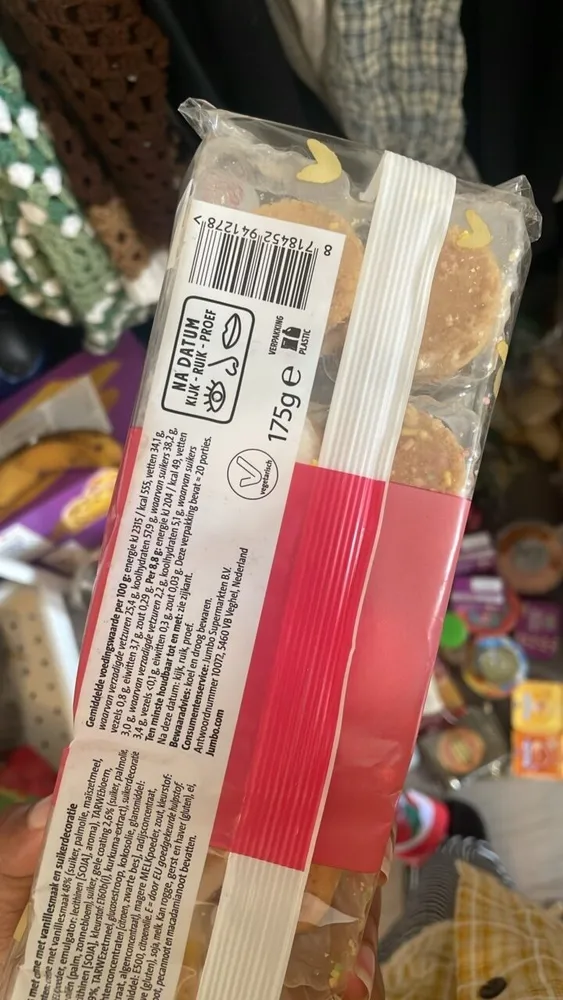 met crème met vanillesmaak en suikerdecoratie