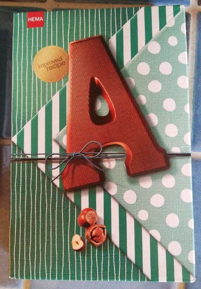 Lettre A en Chocolat lait et noisettes