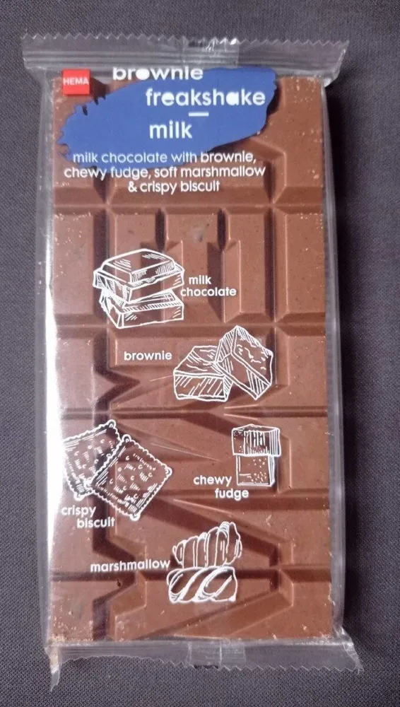 Chocolat au lait avec brownie, fudge, guimauve et biscuit