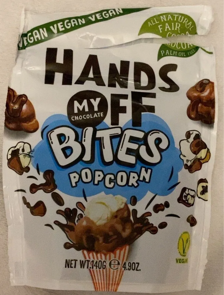 Bites popcorn
