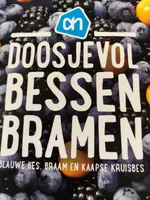 Doosje met bessen bramen
