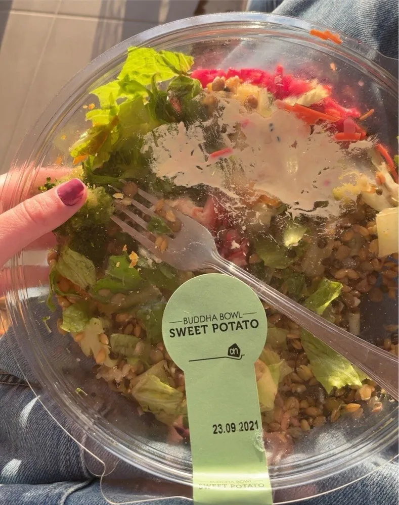 on SWEET POTATO Broccoli, wortel, rode biet, hummu