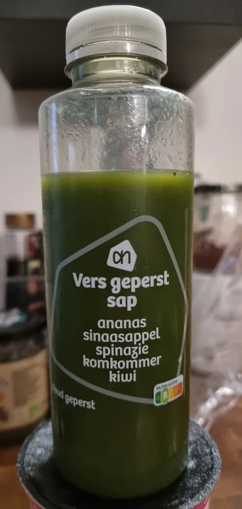 Vers geperst sap ananas, sinaasappel, spinazie, komkommer, kiwi