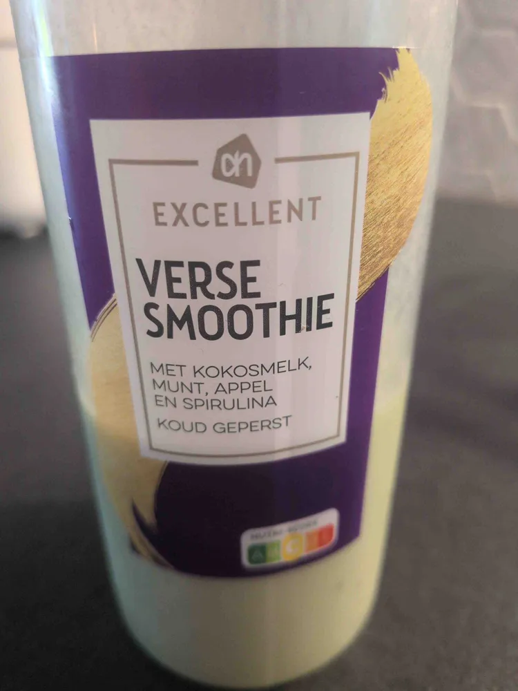 Verse smoothie met kokosmelk, munt, appel en spirulina