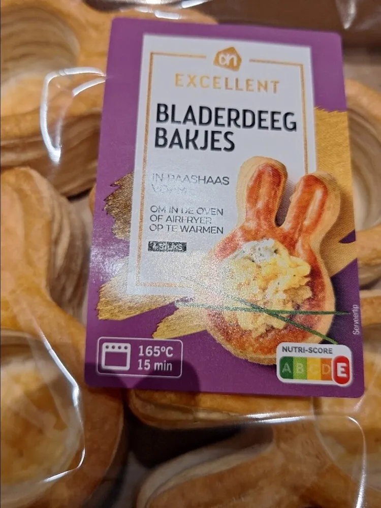 Bladerdeegbakjes in paashaasvorm
